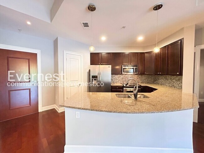 Building Photo - 3 Bed/2.5 Bath Condo with Modern Amenities / Available Now!