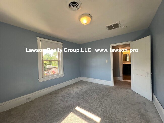 Building Photo - Charming Grandin Court House with Detached Garage and In Law Suite