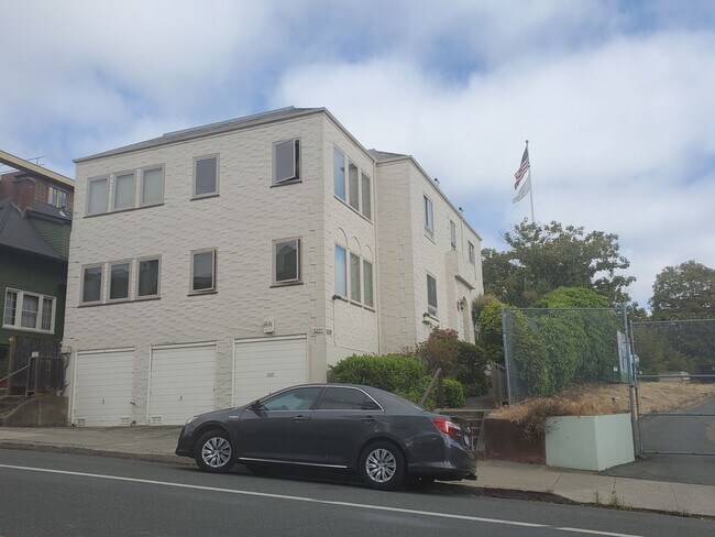 Building Photo - Top Floor Rockridge Two Bedroom Condo with...