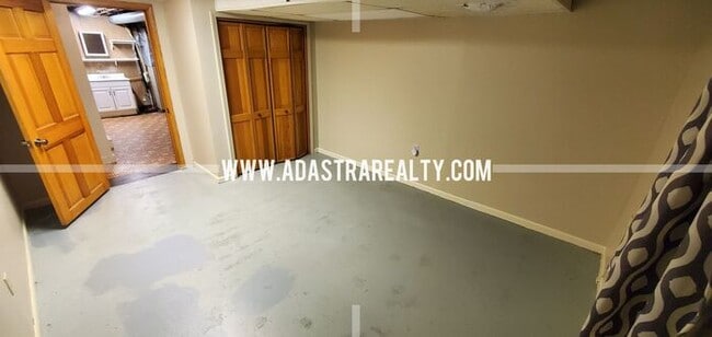 Building Photo - Spacious Shawnee Duplex-Available in SEPTE...