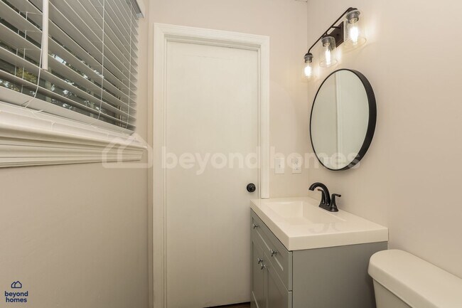 Building Photo - Freshly renovated 3 bedroom / 2 full bath home with 1,679 sq/ft of space!