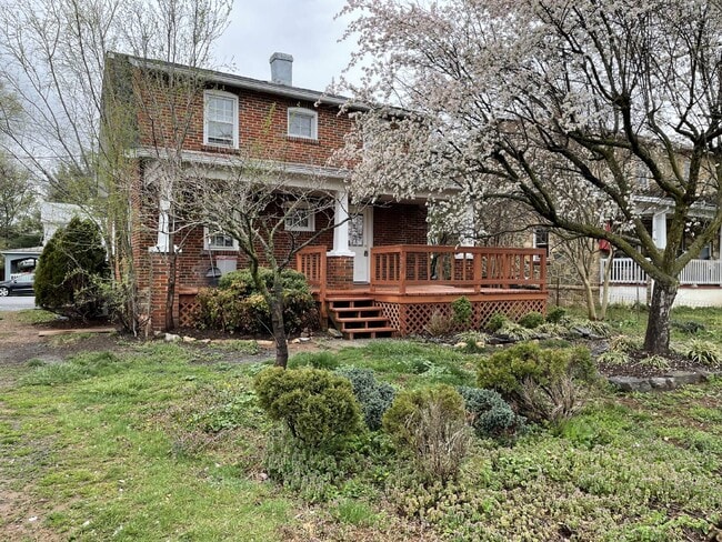 Building Photo - "Charming 3-Bed Home with 1.5 Baths in Fro...