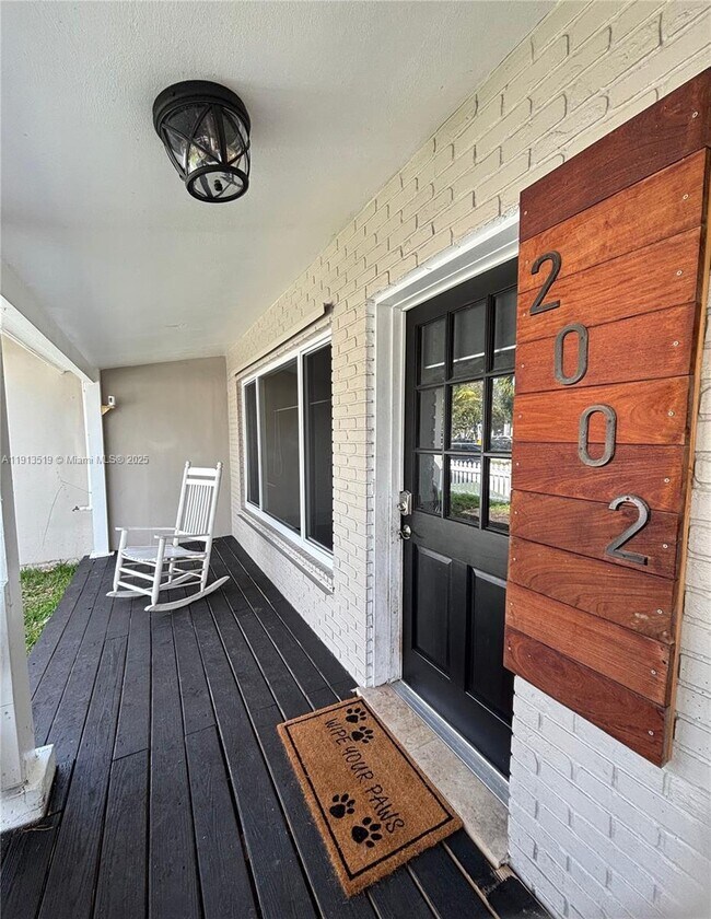 Primary Photo - 2002 NE 43rd St