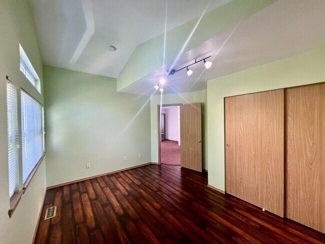 Building Photo - Well Maintained and Spacious 4 Bed