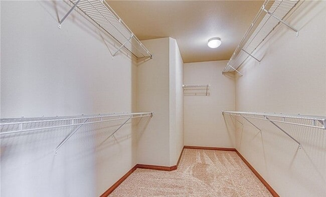Building Photo - Meticulously maintained fully air conditio...