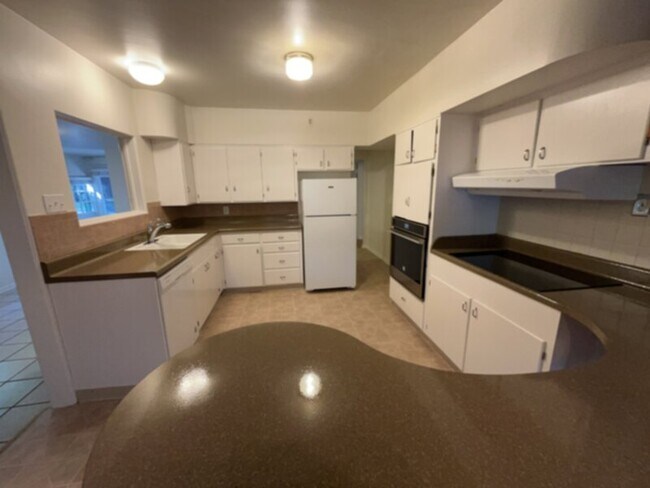 Building Photo - Retro 50's style home all on one level in ...