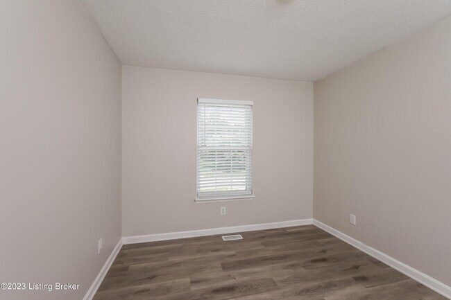 Building Photo - 523 River Oaks Dr