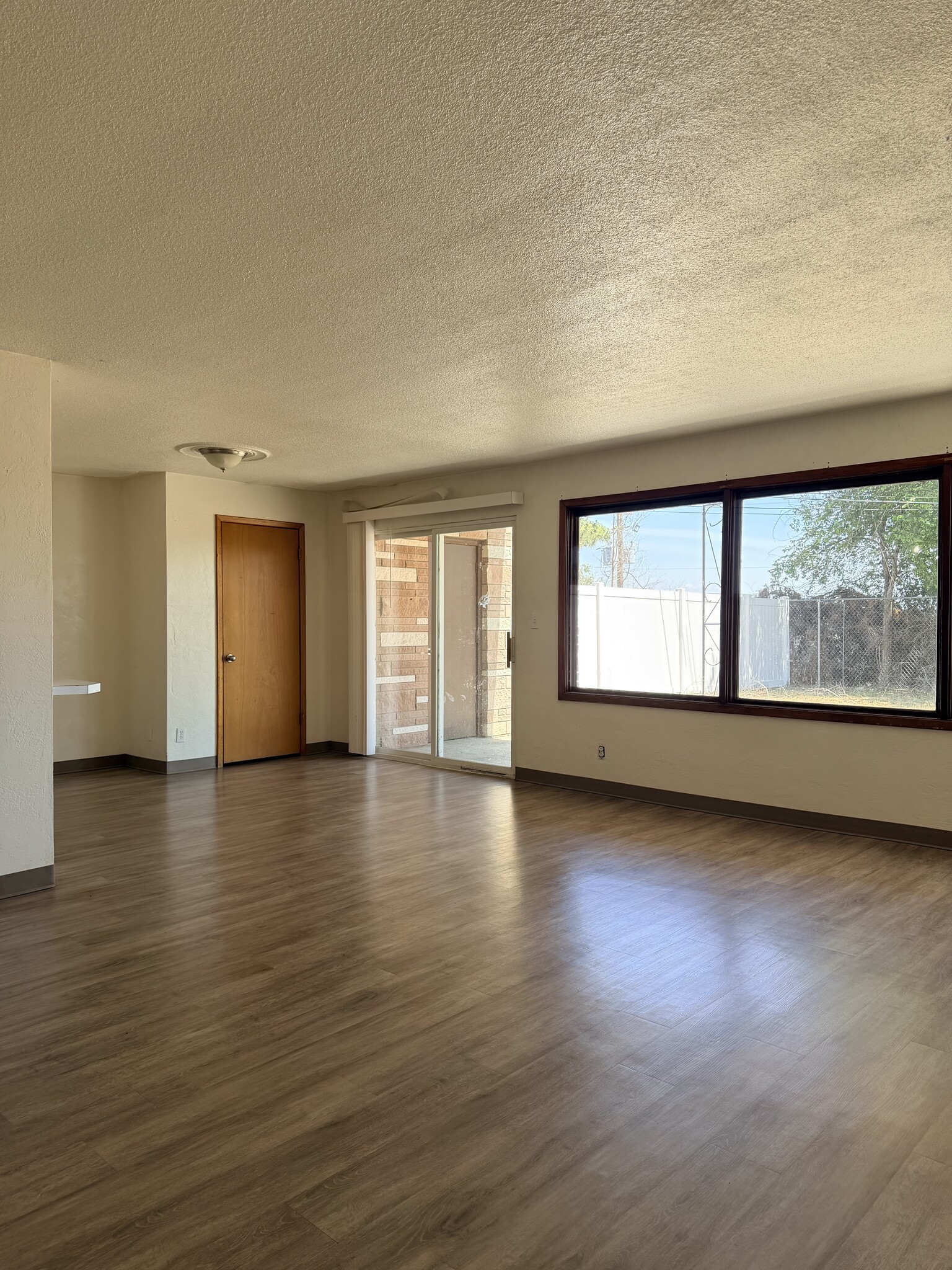 Building Photo - 539 W Crest Dr
