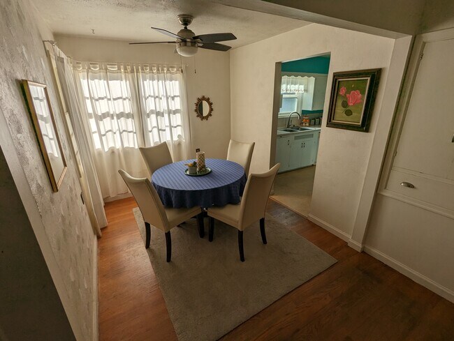 Dining area - 3919 NE 67th Ave