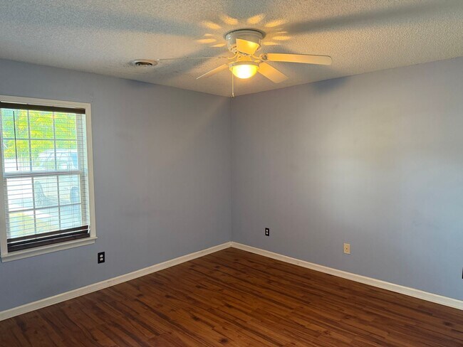 Building Photo - Beautiful 3 Bedroom 2 Bath Single Family Home- Pets welcome.