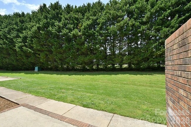 Building Photo - 152 Glen-Gar Dr