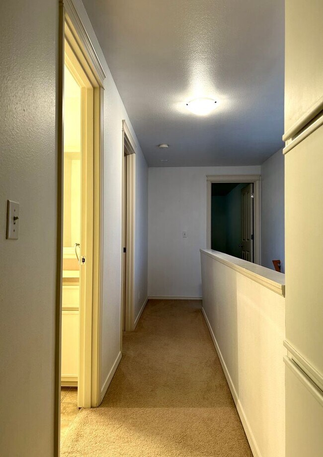 Building Photo - Beautiful Three Bedroom Townhome