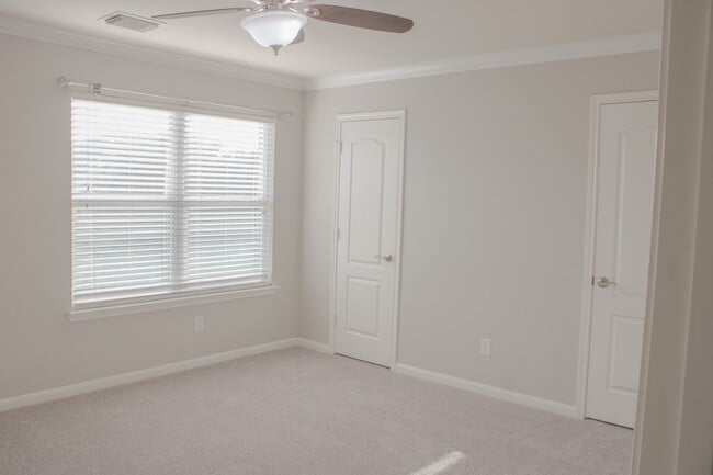 Building Photo - 29607 Legends Green Dr