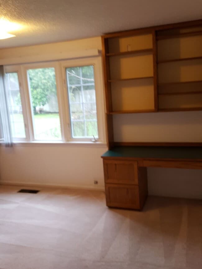 Building Photo - University Place 2bd 2bth, with bonus/office, $2,995 includes yard care and utilities other than ...