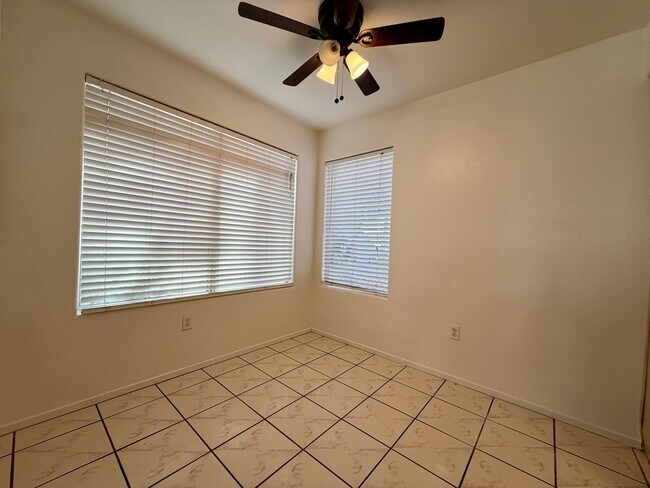 Building Photo - SE 2 bedroom condo in gated community