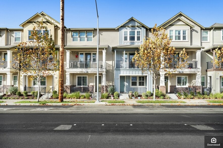 Primary Photo - 3909 Portola Cmn