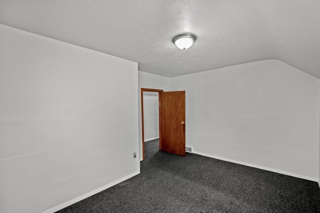 Building Photo - SCORE 1ST MONTH'S RENT FREE IF SIGNED BY FEB 13! Stunning 2 bedroom home in Pitcairn available now!