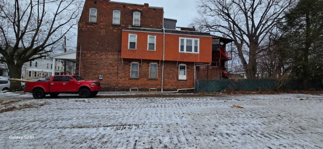 Building Photo - 438 S River St
