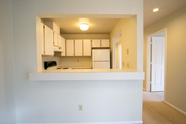Building Photo - Lair Hill: Great 2 Bed 2 Bath with DW, W/D...
