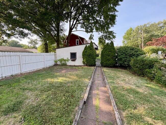 Building Photo - 605 Sackett Ave
