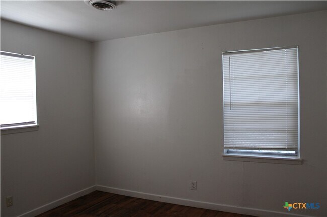 Building Photo - 1306 Connell Dr
