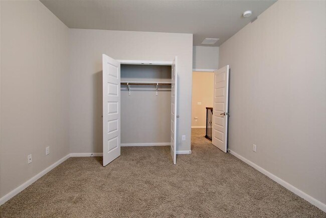Building Photo - 504 Hummingbird Ln
