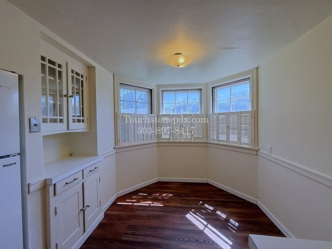 Building Photo - MOVE IN SPECIAL! ONE MONTH FREE! Timeless SE Portland 3 Bed Home w/Backyard, Hardwood Floors, & B...
