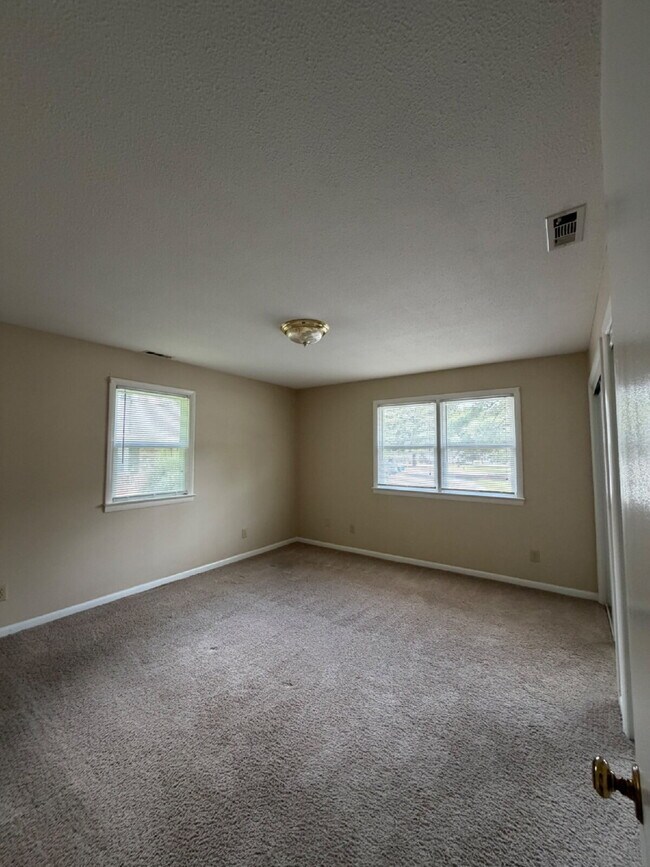 Building Photo - Immaculate 2 BR | 1 BA Apartment in Goldsboro *Water/Trash/Lawn Care Included!* Scott Hills Apts