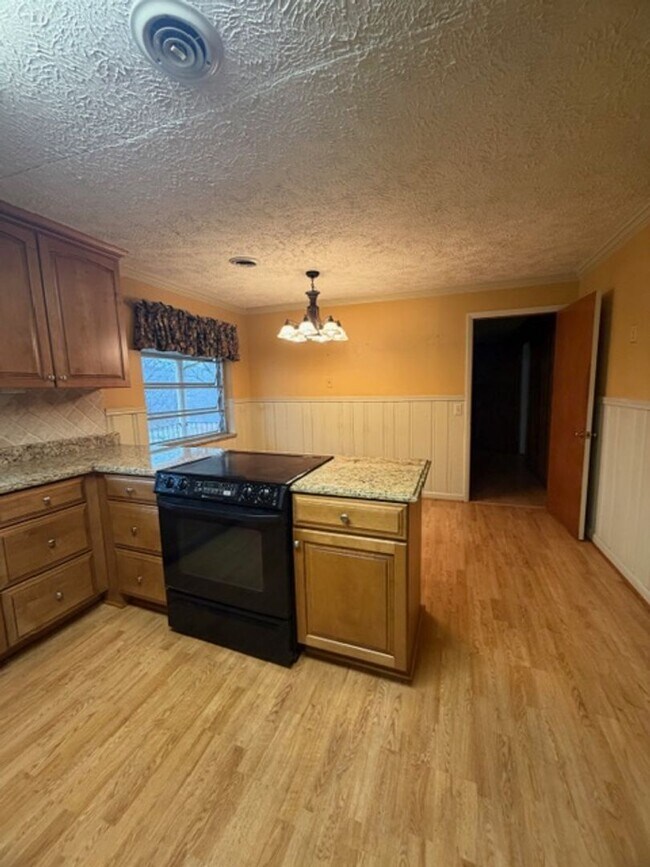 Building Photo - Maryville City  37801 - 3 bedroom, 2.5 bath home - Contact Debra Davis (865) 591-8281