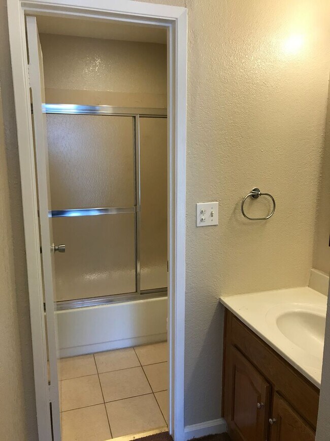 Building Photo - 1 Bedroom 1 Bath Condo in Hayward -- Coming Soon!!!