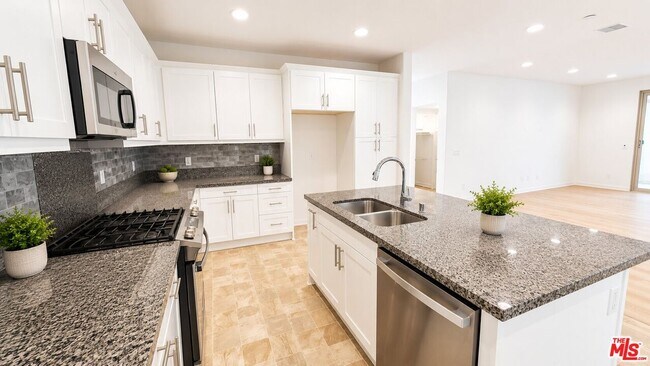Building Photo - 6972 Calla Lily Dr