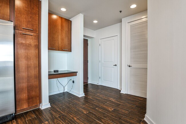 Building Photo - Luxury 28th Floor 2 Bedroom Condo For Leas...