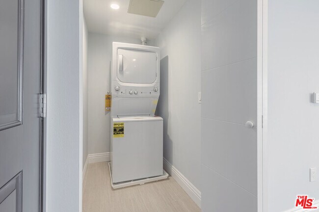 Building Photo - 2939 Leeward Ave