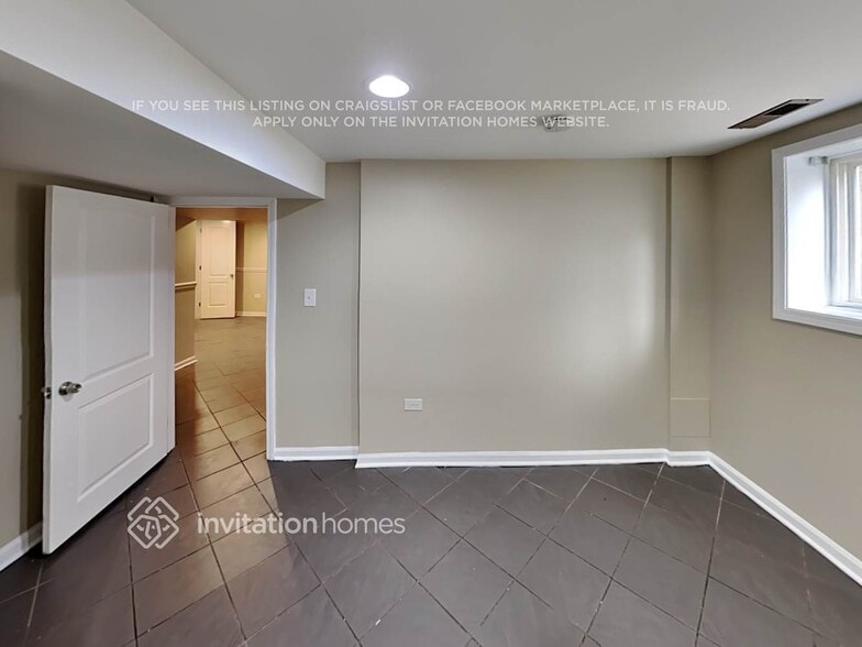 Building Photo - 1939 N Sayre Ave