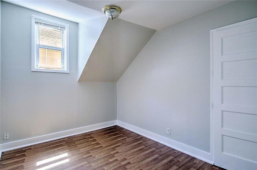 Building Photo - 24 Ida St