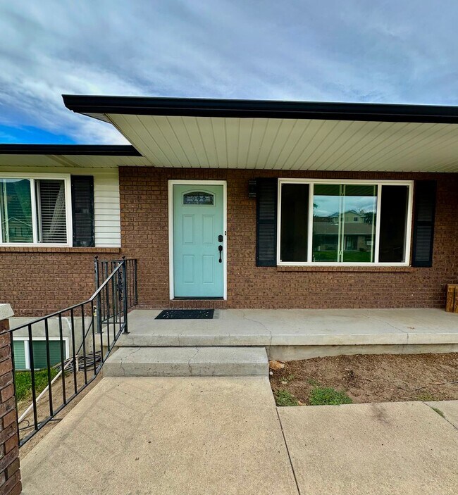 Building Photo - Great 5 Bed 3 Bath Remodeled Home