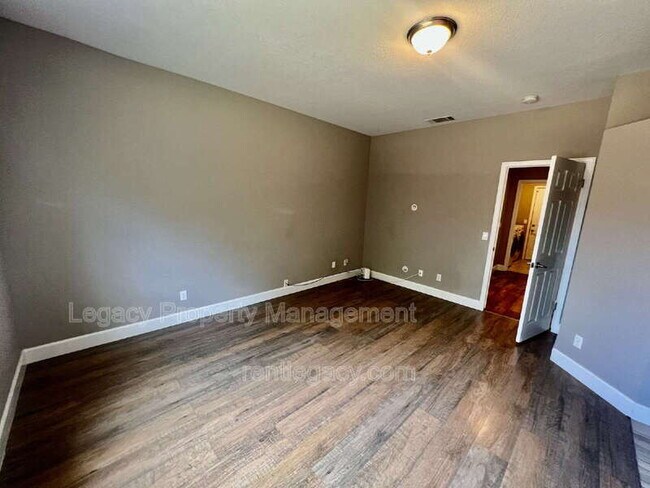 Building Photo - 1605 Paseo Flores Dr