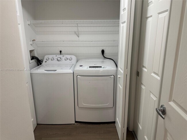 Building Photo - 8020 N Nob Hill Rd