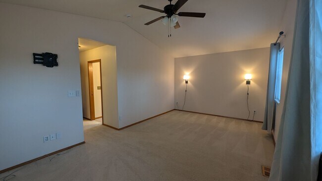 Building Photo - 17180 Sawyer St SE