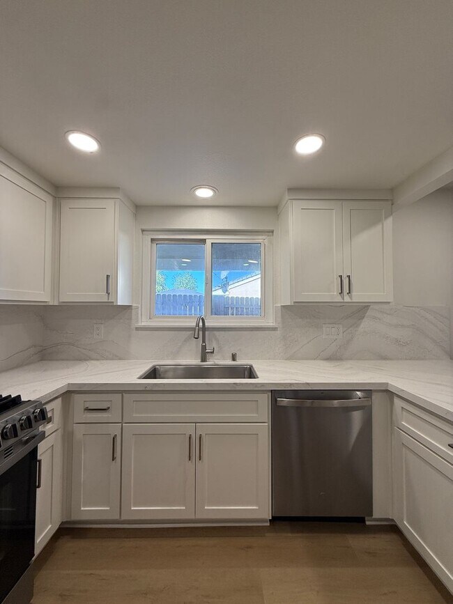 Building Photo - Just Beautifully Updated Village Hills Single Story Home in Orcutt