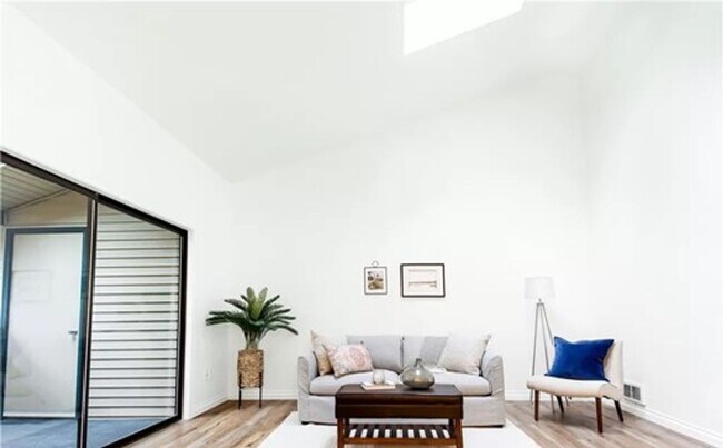 Building Photo - Awesome Juanita Condo for Lease