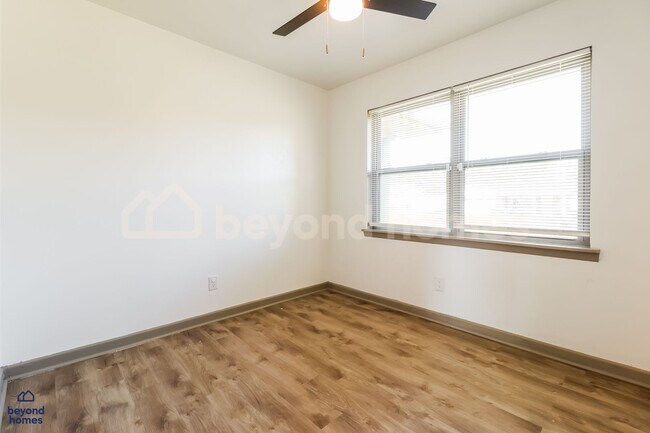 Building Photo - Amazing 4 Bedroom Home with Stunning Lakefront Views - Ready for You to Move-In!