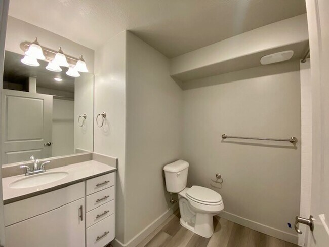 Building Photo - APARTMENT IN GREAT LOCATION FOR RENT!