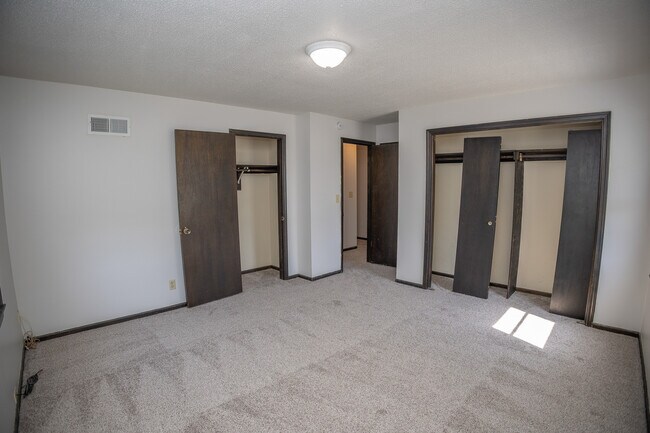 Building Photo - 493-495 Perrey Dr