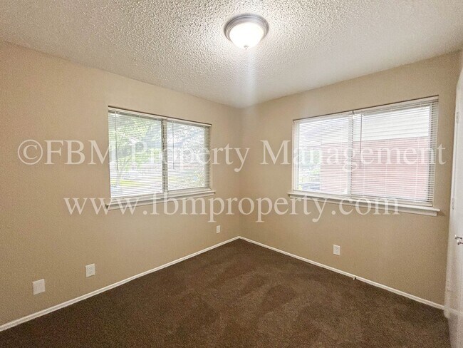 Building Photo - 713 Phillips Dr