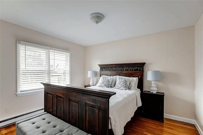 Building Photo - 27 Thames St