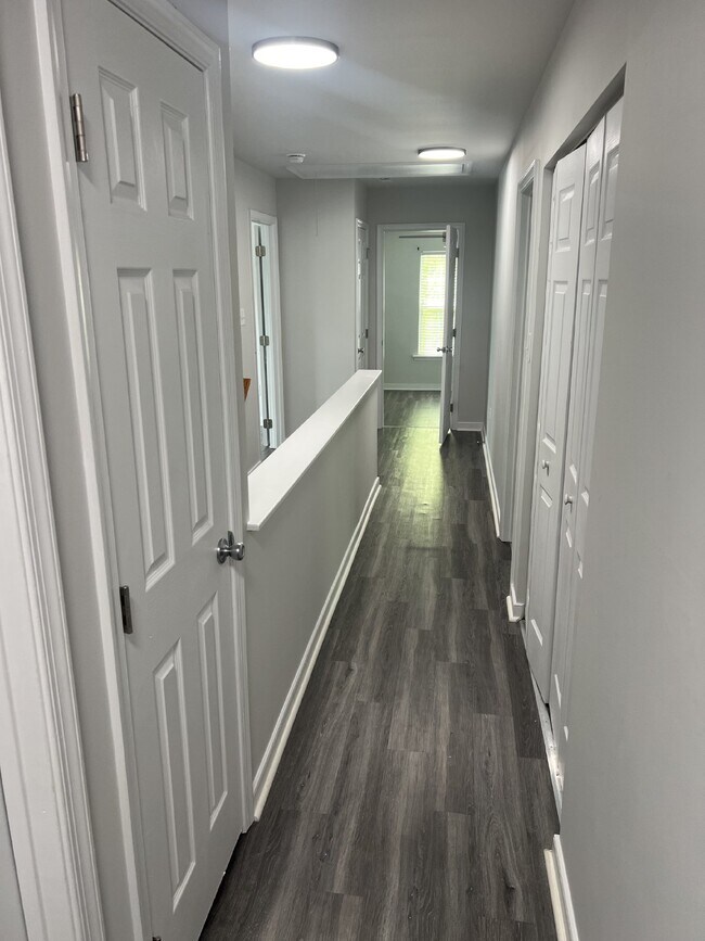 Building Photo - Spacious 6-Bedroom Home with 3 Bathrooms i...