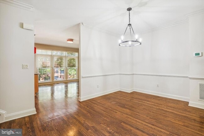 Building Photo - 1596 N Colonial Terrace