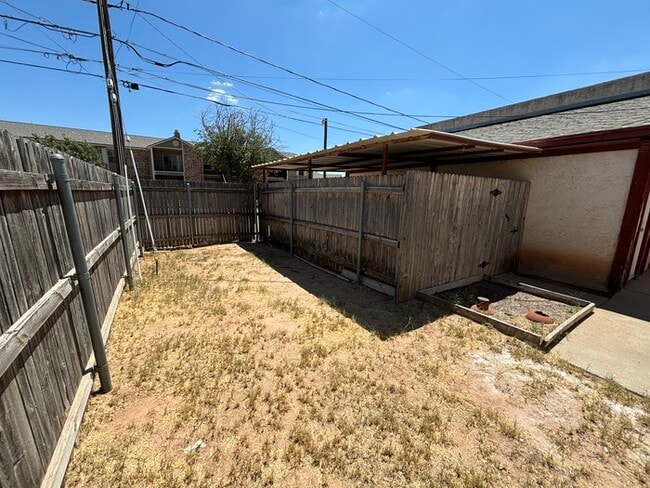 Building Photo - 2 bed 2 bath townhome