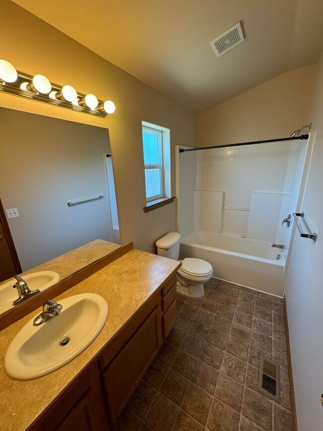Building Photo - 4 Bedroom, 2 Bath House! Available to Rese...